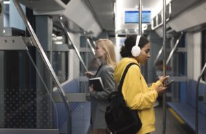 mulher olhando celular dentro do metrô
