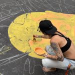 Pintura de ruas para a Copa resgata tradição e fortalece laços comunitários