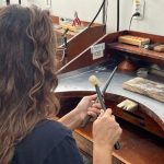 Mãos que transformam a dor em arte: oficina de joias resgata autoestima de mulheres em tratamento de câncer