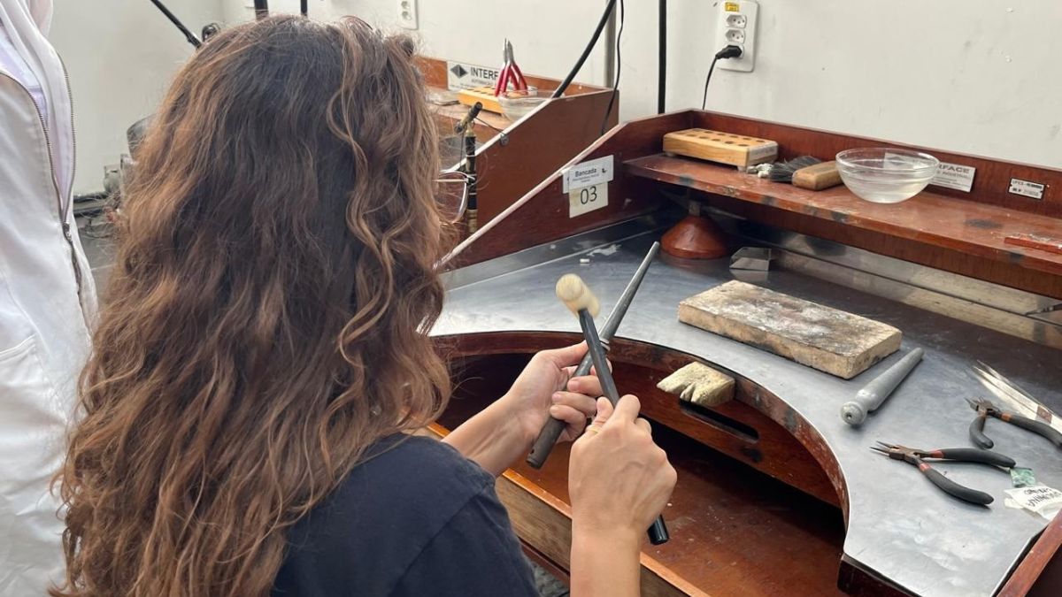 Mãos que transformam a dor em arte: oficina de joias resgata autoestima de mulheres em tratamento de câncer