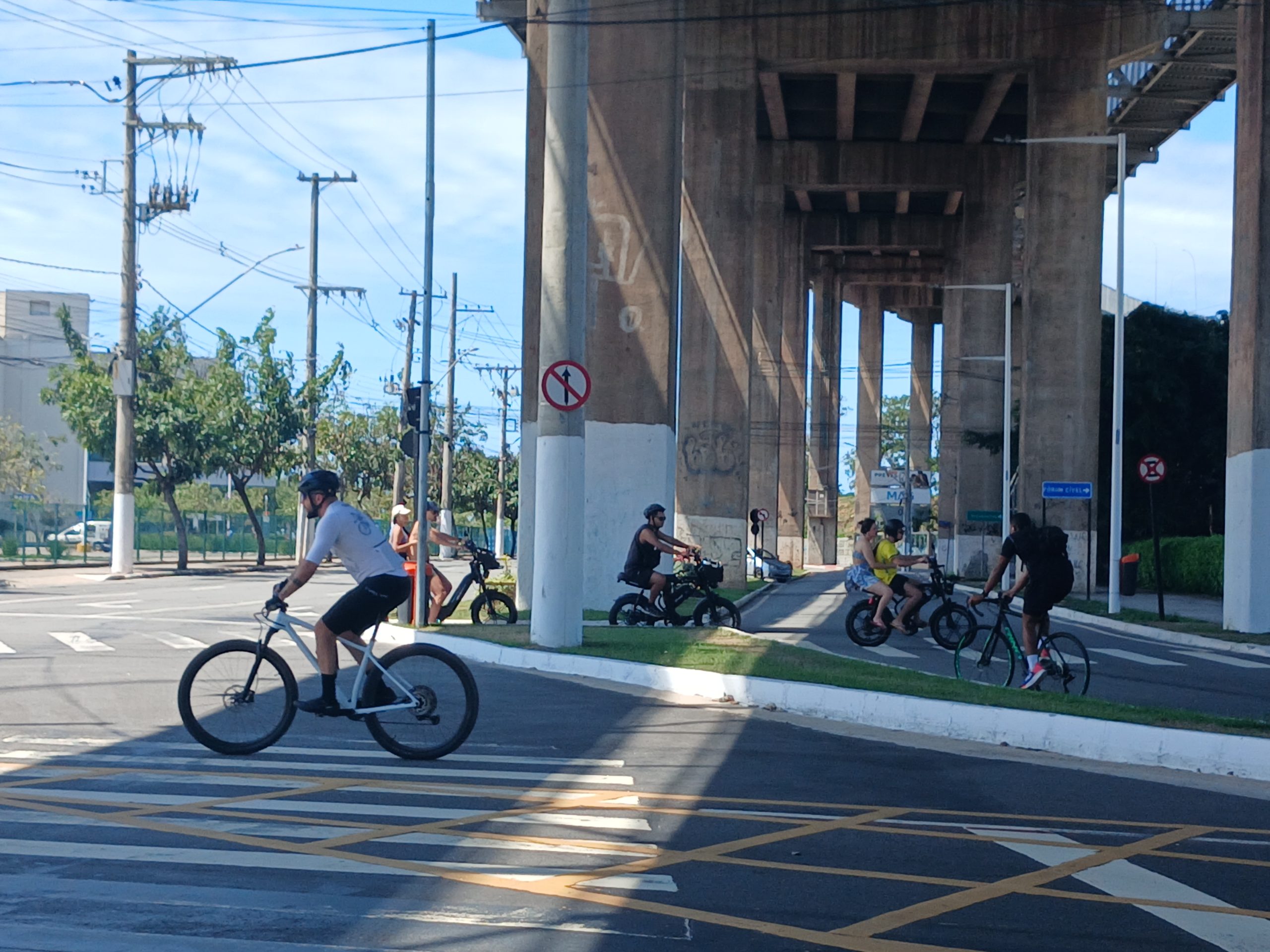 BIKES ELÉTRICAS GANHAM AS RUAS E DIVIDEM OPINIÕES 