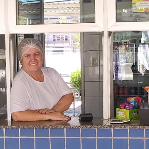 Cenita Guerra já trabalhou vendendo roupas infantis e hoje é proprietária de uma cantina
